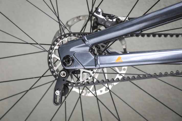 Instead of a chain, cassette and rear derailleur, only a belt runs to the rear of the bike. Quiet, light and low-maintenance.