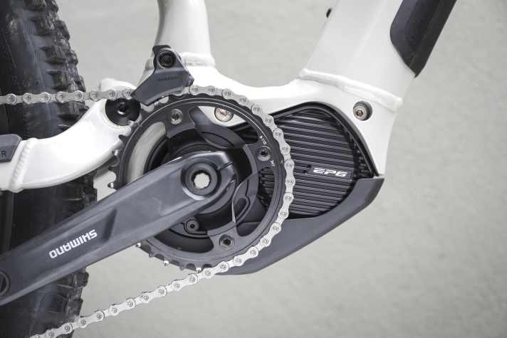 At first glance, the Shimano EP6 is identical to the EP8. A closer look reveals a different logo and a different colour: black instead of anthracite.