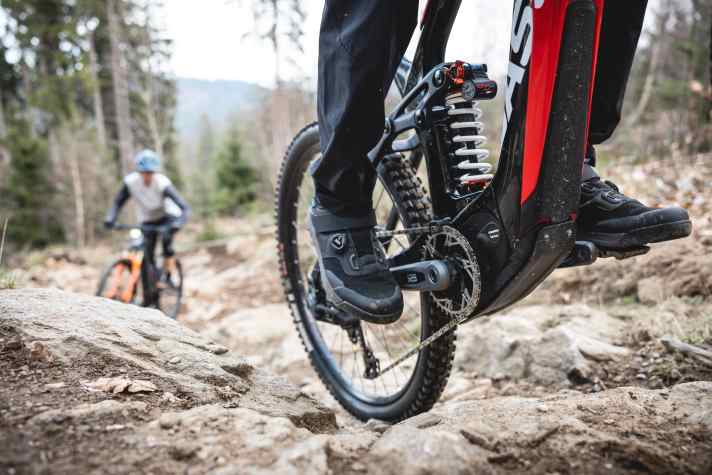 The powerful Brose motor shows its strengths on steep and steeper climbs. It pushes stoically over obstacles with massive torque.