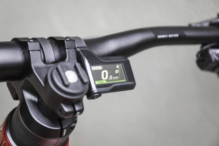The SC-EM800 is the classic display on bikes with EP801. The clear readability and good positioning compactly behind the handlebars are pleasing.