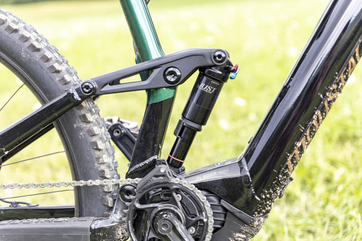No more standardisation! When it comes to suspension, the French do their own thing. Thanks to the in-house Magic Grip damper, the rear triangle is trimmed for comfort and traction. Top: The SAG display makes setup easier.