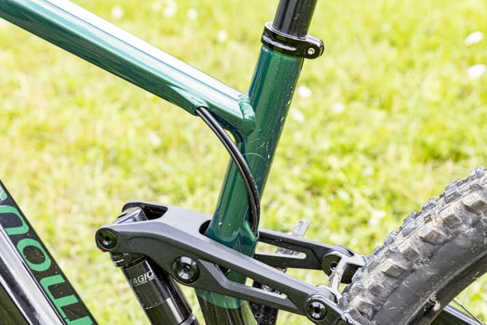 Also anything but commonplace: the cable routing through the top tube.