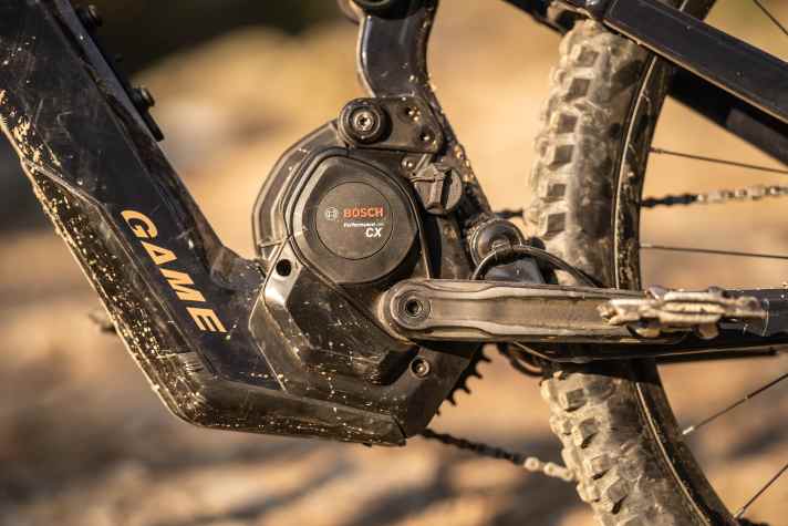 Der Bosch-Motor wird bei Moustache nach oben gedreht verbaut. So kann der Akku nach unten aus dem Unterrohr gezogen werden, das spart Gewicht.