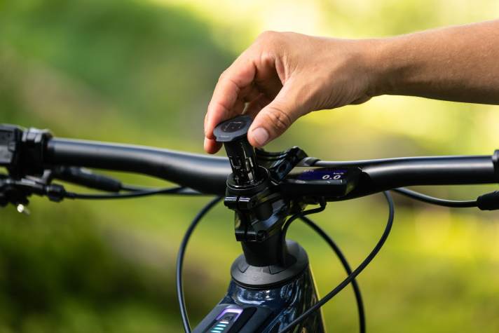 The control tube contains a mini-tool with the most important tools.