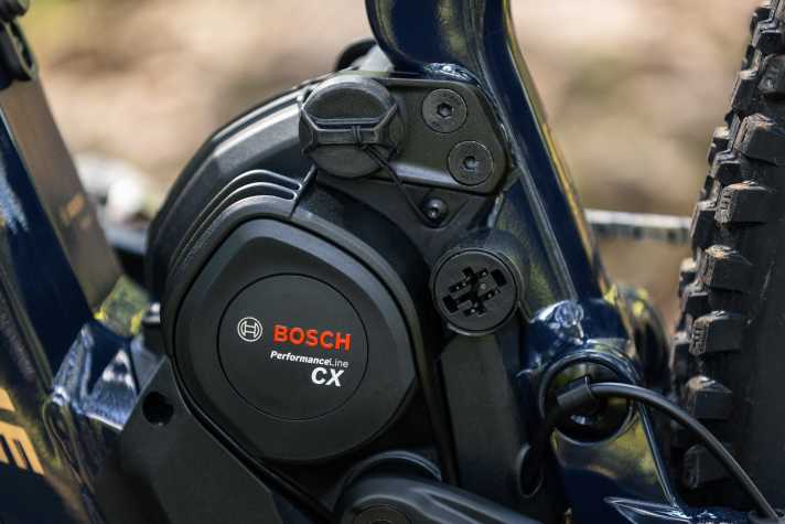 The cover for the charging port can be parked on top - and is then safely stowed away when the range extender is fitted.