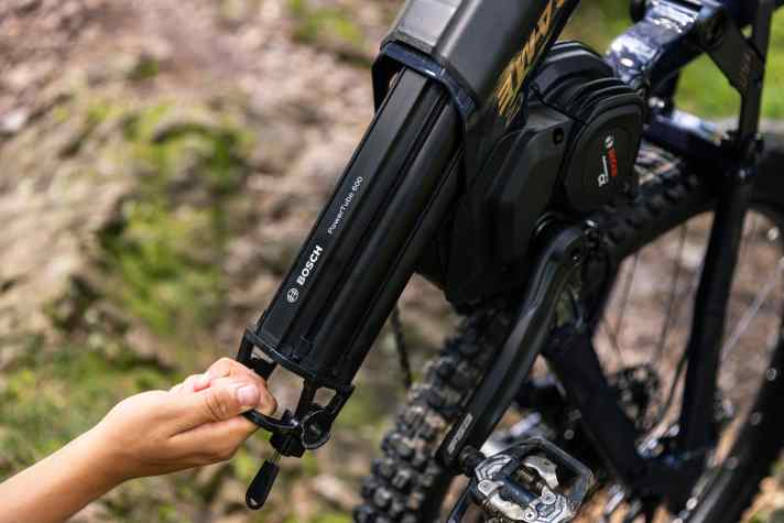 The battery, optionally with 600 or 750 watt hours, is pulled downwards out of the closed down tube.