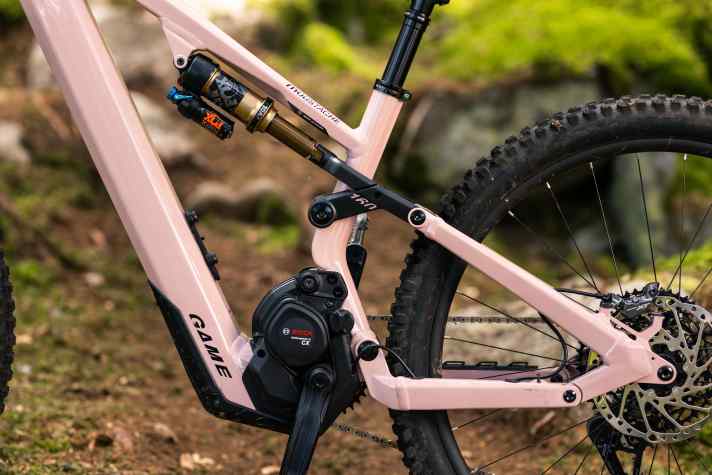 The rear of the Game 160 is managed by Fox shock absorbers.