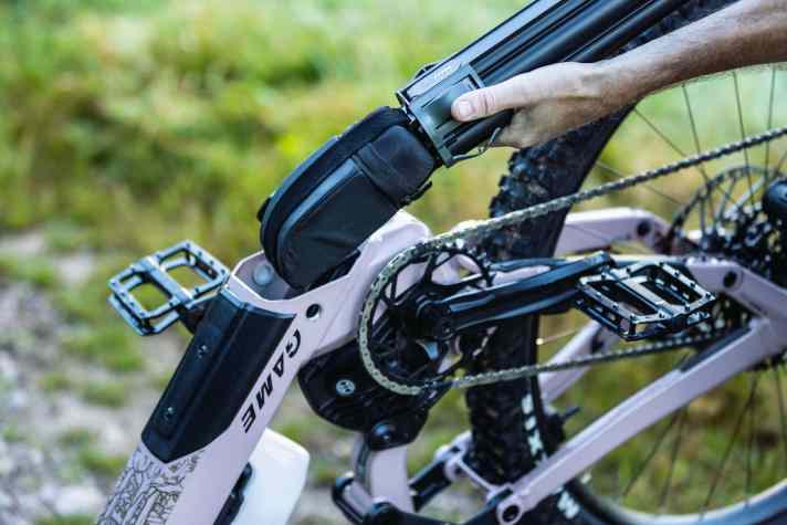 The small bag is attached to the battery and can be sunk into the down tube.