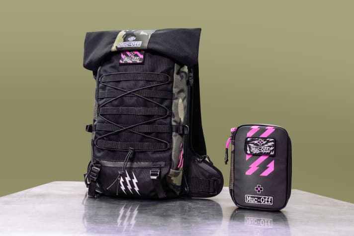 Der Ride Pack von Muc-Off wird für 10 Euro Aufpreis auch im Bundle mit dem D30-Rückenprotektor (nicht im Bild) angeboten. Das hier abgebildete Werkzeugtäschchen ist zwar auch neu, aber laut Muc-Off-Webseite schon ausverkauft.