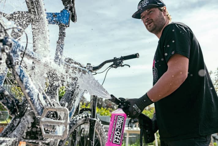 Fertigschaum: Die spezielle Lanze des <a href="https://www.awin1.com/cread.php?awinmid=14547&awinaffid=471469&clickref=B+Muc-Off+Pressure+Washer&ued=https%3A%2F%2Fwww.maciag-offroad.de%2Fmuc-off-hochdruckreiniger-bundle-mit-tasche-reinigungsmittel-sid133607" target="_blank" rel="noopener noreferrer nofollow">Muc-Off Pressure Washer</a>* verwandelt den pinken Nano-Tech-Reiniger effizient in wirksamen Schaum, damit das Rad winterfest gemacht werden kann.