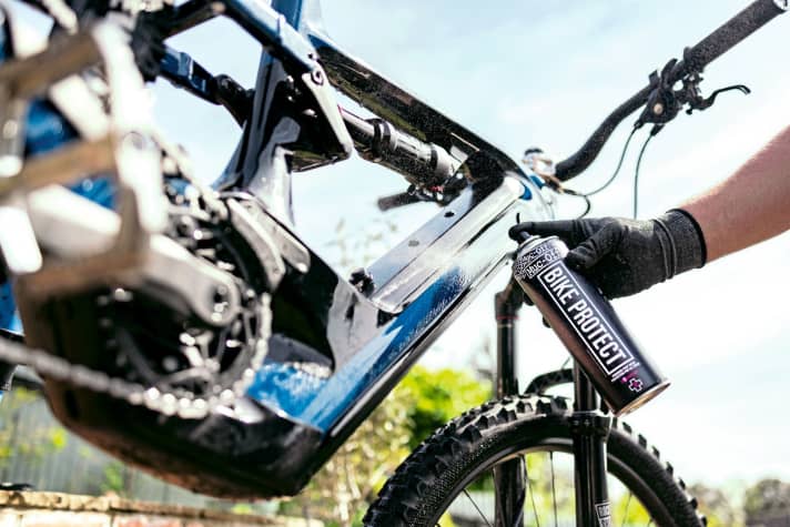 Ein Sprühkonservierer ist für den Alu- und Carbonrahmen nicht unbedingt nötig, um das Rad winterfest zu machen. Die Schutzschicht überdeckt dabei aber auch alle Schrauben, Lager usw., die im Winter korrodieren könnten.