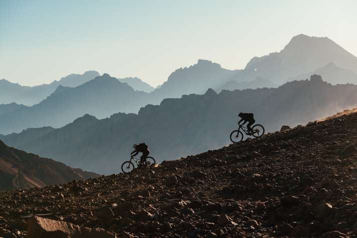 Bergab ist die neue Transmission nochmal deutlich leiser. Bei der Schaltgeschwindigkeit liegt die GX AXS aber deutlich vorne