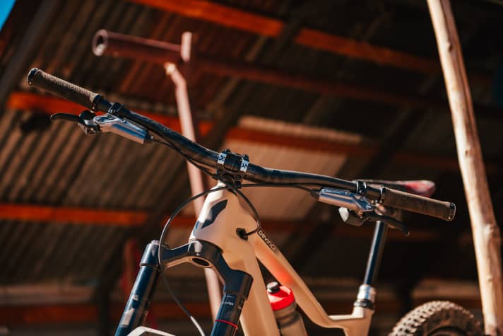 Looks extremely tidy when the brake lines run nicely along the handlebars. The small brackets on the stem are also available from Sram.