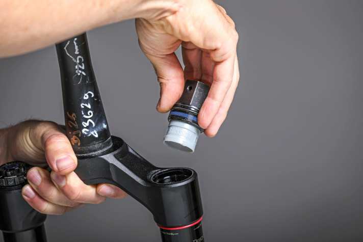 Volume spacers can be used to adjust the characteristic curve of the spring elements and the sag protection.