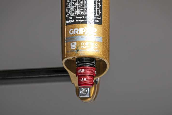 Die Zugstufe oder Rebound regelt die Ausfedergeschwindigkeit und ist fast immer rot markiert.