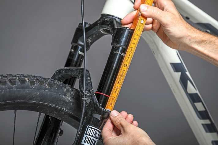 How much does the suspension deflect in the basic position due to the rider's weight alone? The so-called SAG is measured with a ruler or tape measure. Some suspension elements have printed guide lines.