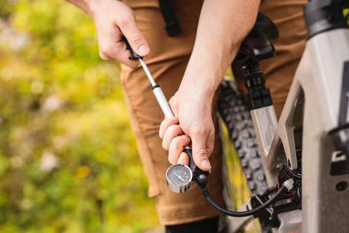 Essenzielles Tool: Ohne Dämpferpumpe geht nix beim Fahrwerks-Setup.