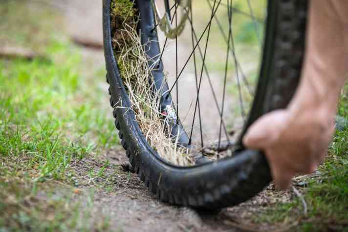 If necessary, you can also stuff the tyre with greenery if you don't have any spare parts to hand.