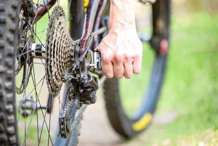 Problems with the gearstick? First check whether the derailleur is still firmly screwed in. If the derailleur is not firmly seated in the derailleur hanger, even fine adjustment will not help.