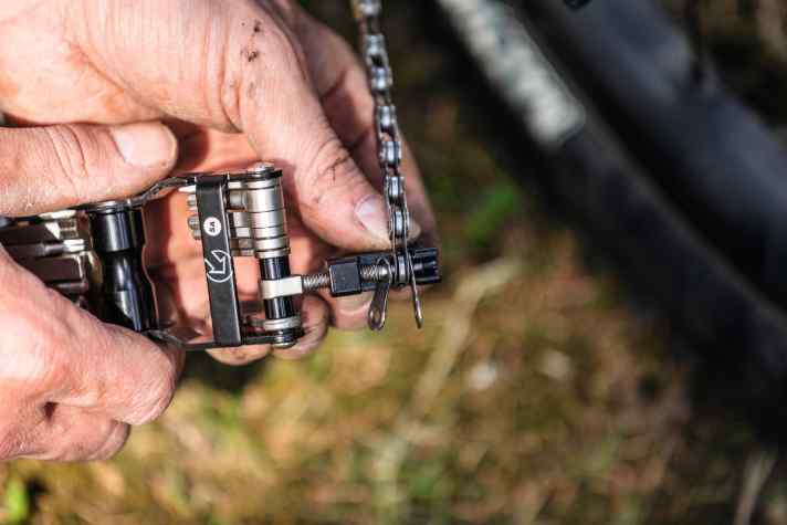 Bei Defekten an der Kette hilft ein Mini-Tool mit Kettennieter.