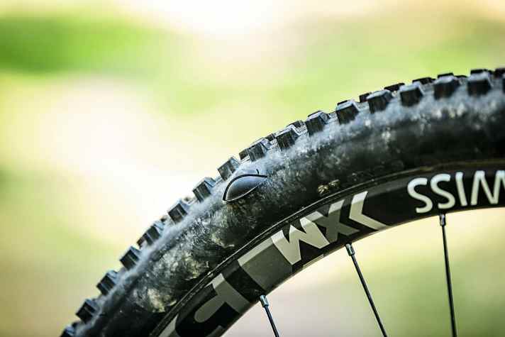 Ein defekter Mantel sollte notdürftig geflickt werden. Sonst ist gleich der nächste Schlauch platt.