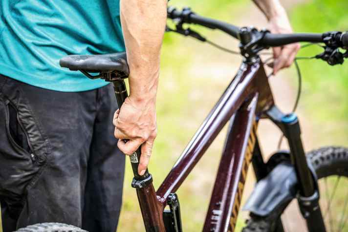 Knick in der Leitung, Zug geklemmt? Dann fährt oft die Tele-Stütze nicht mehr richtig aus.