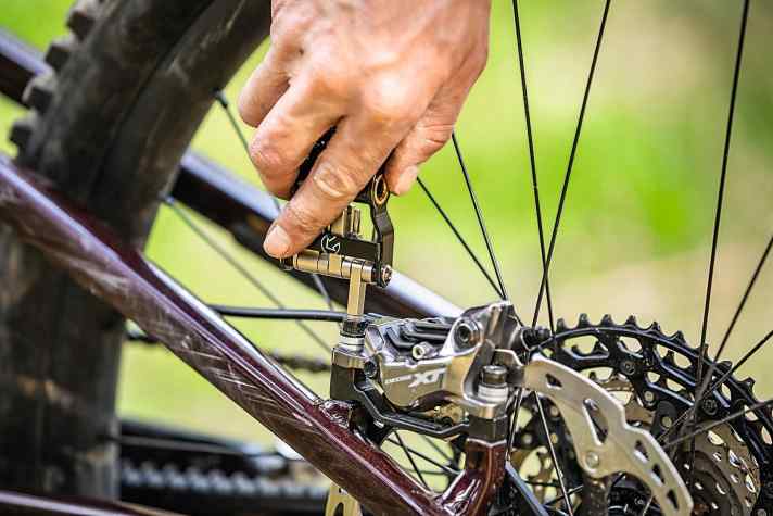 Grinding brakes can easily be stabilised with the multitool. If the disc is bent, you will need a little finesse.