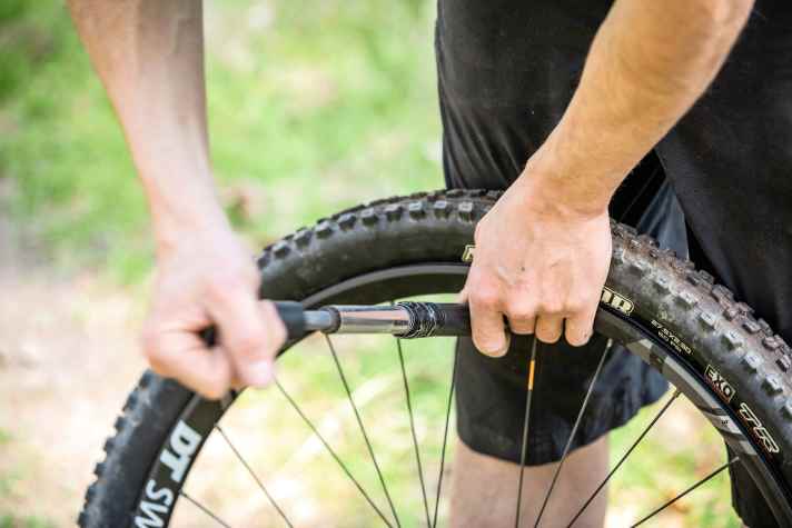 With a mini pump and spare inner tube, the flat tyre is quickly repaired. Be sure to pack it!