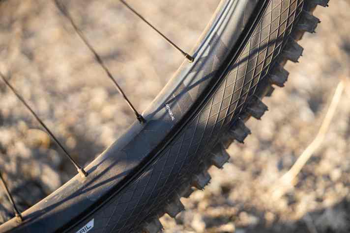 30 Millimeter Innenweite gehören an modernen MTB-Laufrädern inzwischen zum Standard. Auch der Chris King MTN AL30 vertraut auf diese Maße.