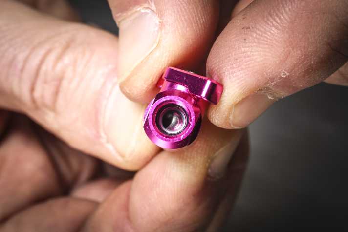 Instead of a classic valve core, Muc-Off uses a ball valve to effectively prevent sticking.
