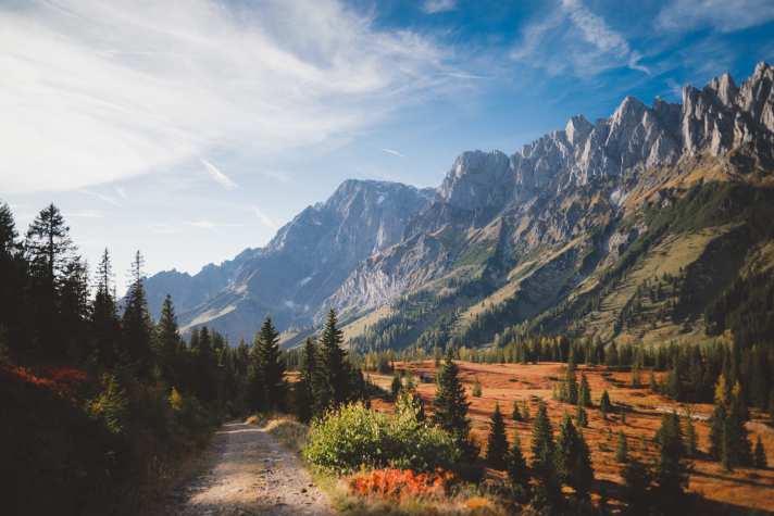 Die Felswände zum Greifen nah: Hier verbergen sich einige der schönsten Gravel-Routen der Alpen.