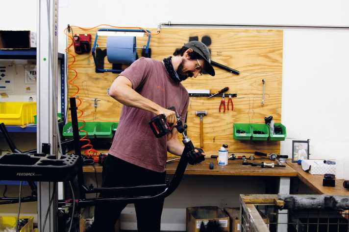 Station one of the assembly: Here the bearing shells are inserted into the frame.