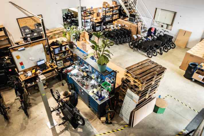 On the left, the wheels are still being assembled; on the right, they are already waiting to be dispatched. In between is the quality control - every single wheel has to go through it.
