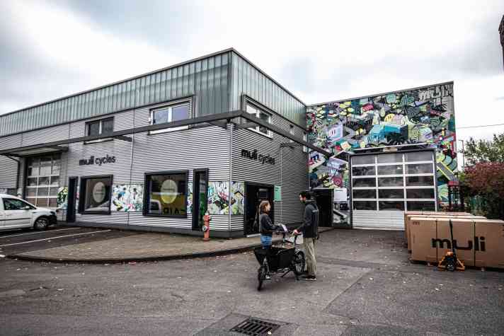 Hinterhof-Idylle meets modernen Lifestyle. Der Showroom der Mulis ist direkt an die Manufaktur angegliedert.