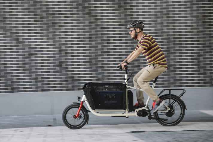 Mit gerade einmal zwei Metern Länge und dem einklappbaren Korb, ist das Muli kaum größer als ein normales Fahrrad.