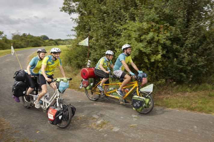 In solchen Tandem-Teams sind die Teilnehmenden der Tour unterwegs. Mit viel Spaß und vielen wichtigen Botschaften, etwa: Depression ist behandelbar.
