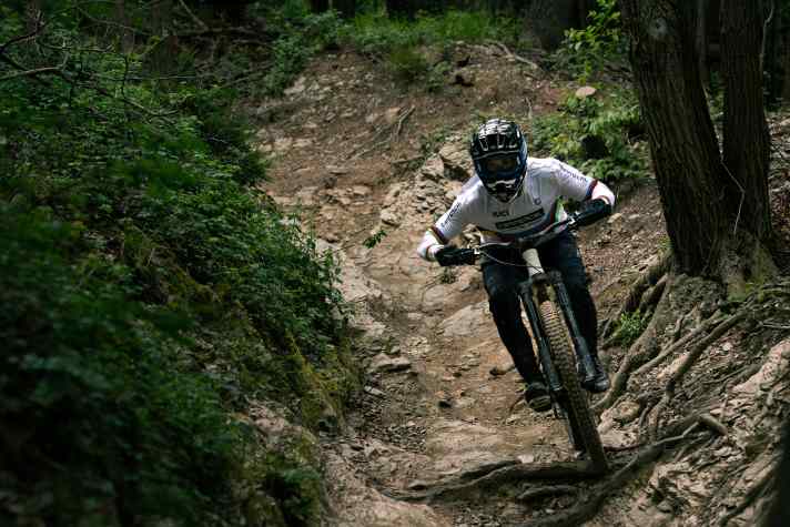 With the new 225 mm version, Fox wants to appeal to tall bikers in particular and offer more freedom for extreme trails