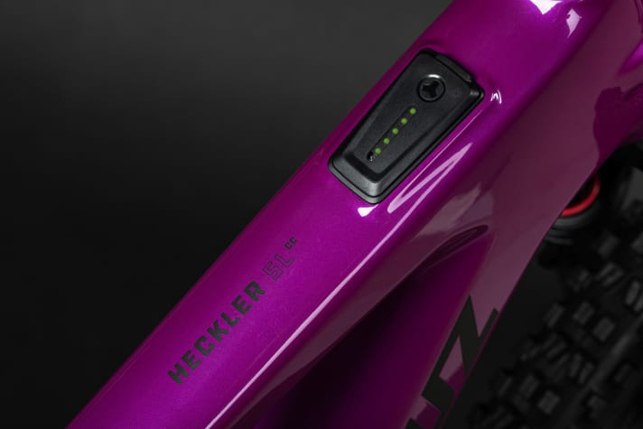 The LED hub from Fazua displays the support level and battery status in coloured LEDs. It also conceals a USB-C port.