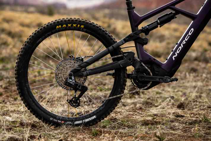 The main bearing on the Norco Sight VLT and Range VLT is significantly higher than on classic rear suspension systems, and the idler pulley is typical of High Pivot.
