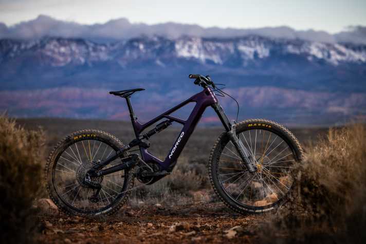 Voll auf Abfahrt ist das E-Enduro Norco Range VLT ausgelegt. Zum Mullet-Setup gesellen sich 180/170 mm Federweg.