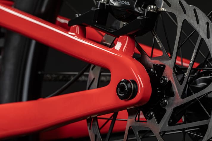 There is a single brake adapter for all three positions of the rear wheel axle.