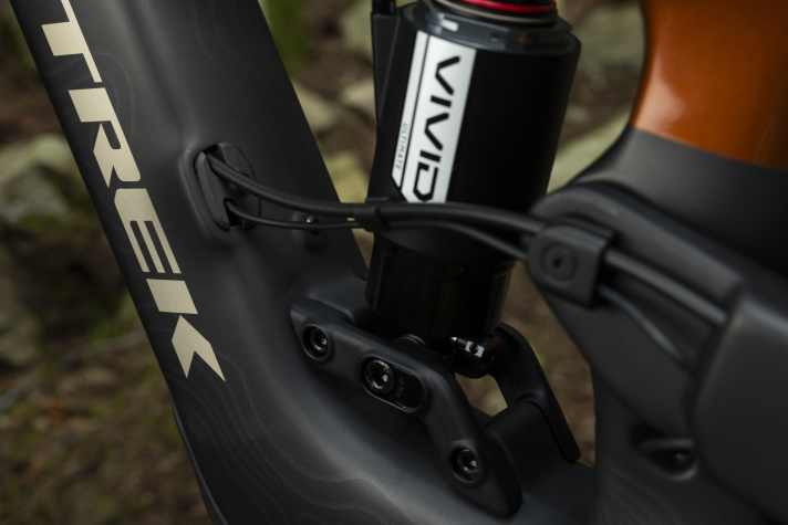 The progression of the kinematics can be adjusted via the flip chip. This means that the Slash+ is also compatible with steel spring shocks.