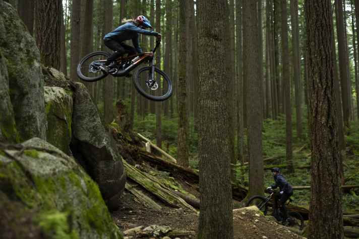 Dafür ist das Slash+ gemacht: Auf großen Stunts in British Columbia lässt es Profi-Fahrerin Casey Brown ordentlich fliegen.
