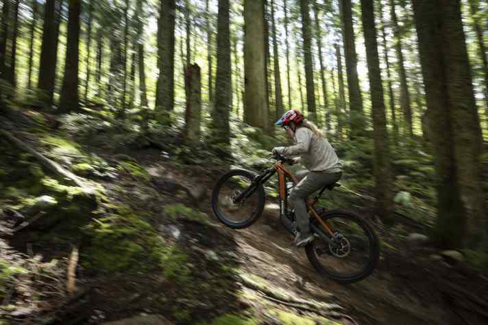 Casey Brown gibt Gas auf dem neuen Trek Slash+. Allerdings: Uphill-Dynamik ist jetzt nicht die zentrale Stärke des TQ-Motors, der vor allem bei Lautstärke und Fahrgefühl punkten kann.