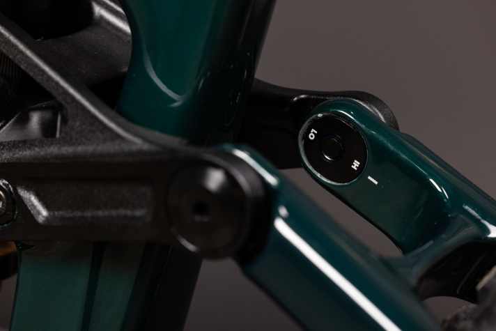 Über den Flipchip an der Umlenkwippe kann die Geometrie angepasst werden. Lenk- und Sitzwinkel ändern sich um 0,3 Grad, die Tretlagerhöhe um 4 Millimeter.