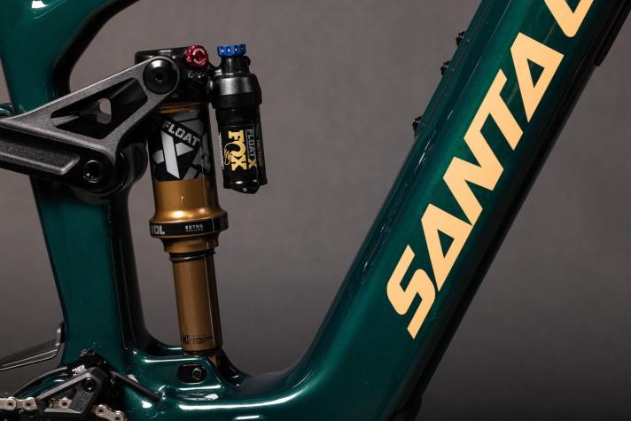 The four-bar design has made it possible to install a damper with a 60 mm stroke instead of the previous 55 mm. The flip chip for adjusting the progression is located on the lower mount.
