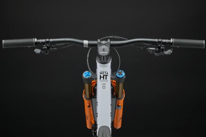The handlebar width grows with the frame size: from 760 mm in S to 800 mm span in XL.