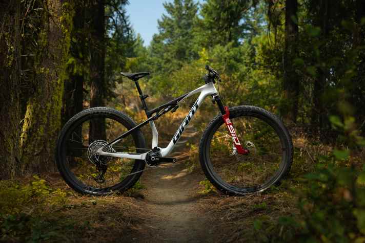 The top model of the Giant Anthem Advanced SL for 12500 euros comes with Flight Attendant suspension, power meter and transmission shifting.