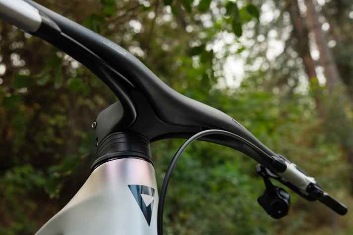 All cables run discreetly in a recess under the handlebars, but are still easily accessible.