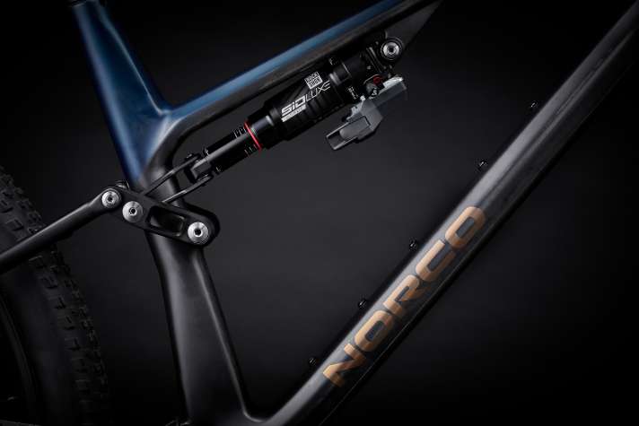 The down tube offers sufficient bottle cage positions.